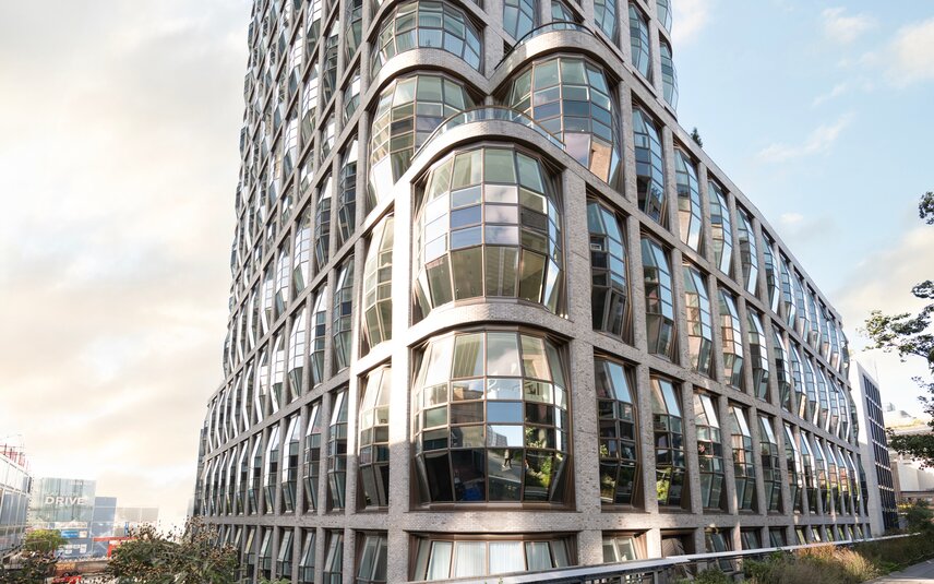 modernes Bürogebäude mit Glasfassade