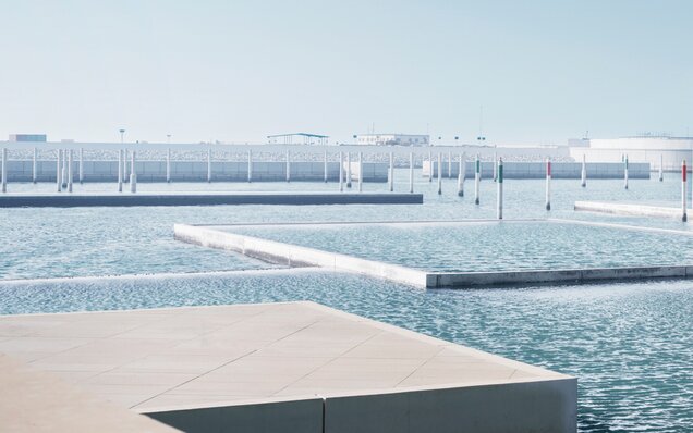 Modernes Wasserbeckenareal und Pollern