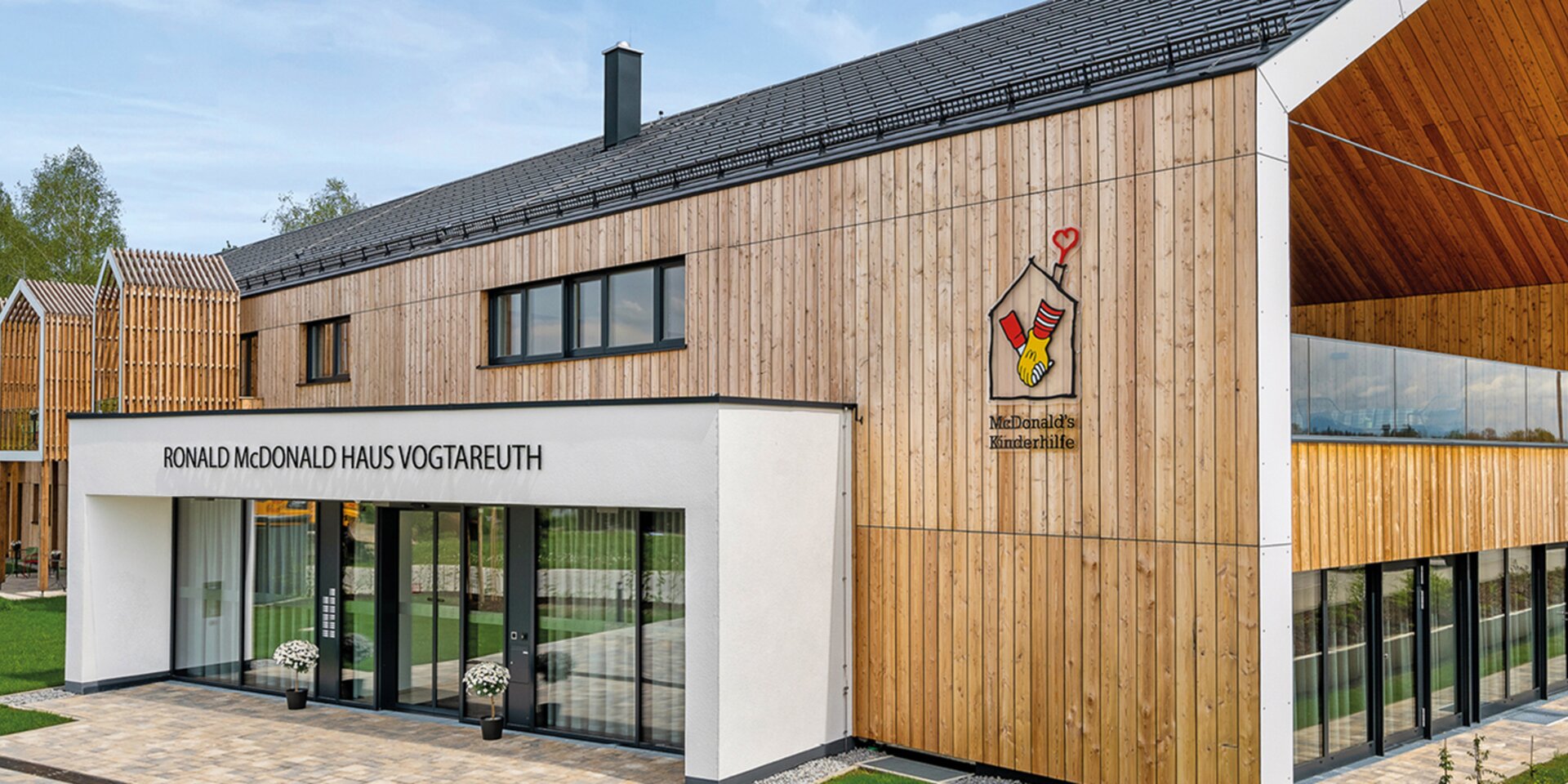 Ronald McDonald Haus mit moderner Holzfassade