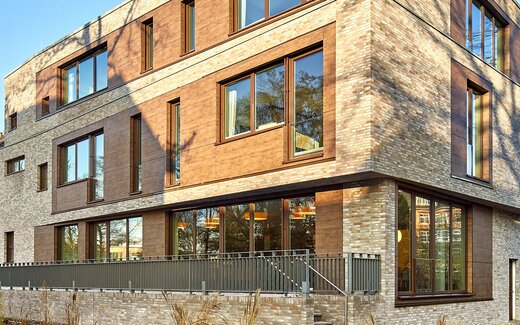 Modernes Gebäude mit großen Fenstern