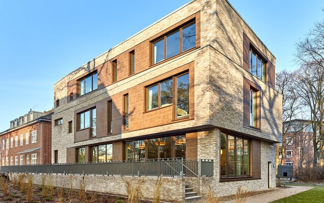 Modernes Gebäude mit großen Fenstern