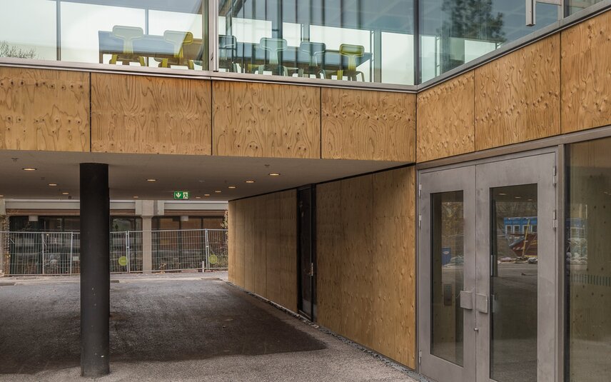 Gebäudeeingang mit Glas und Holz