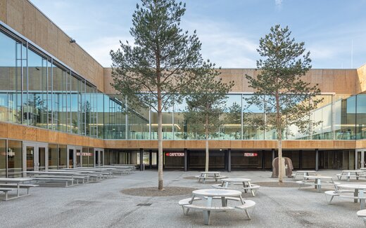 Innenhof mit Sitzgelegenheiten und Bäumen