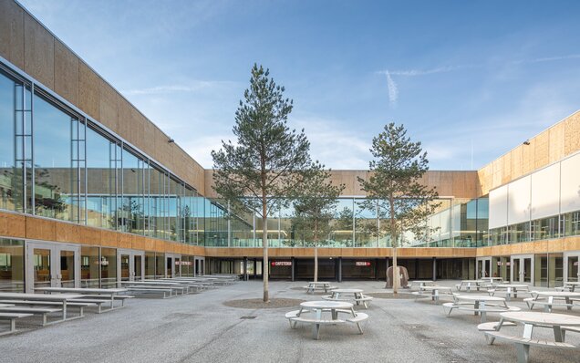 Innenhof mit Sitzgelegenheiten und Bäumen