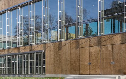 Glasfassade mit Holz und Türen