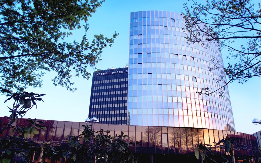 Messegebäude mit spiegelnder Glasfassade