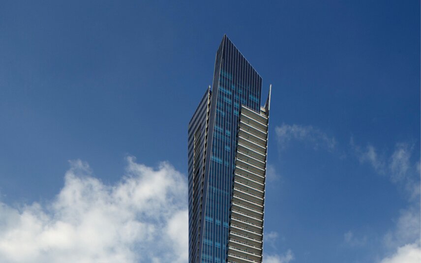 Moderner Wolkenkratzer mit Balkonen