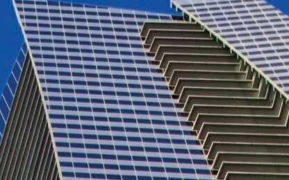 Fassade mit Glas und abgestuften Balkonen