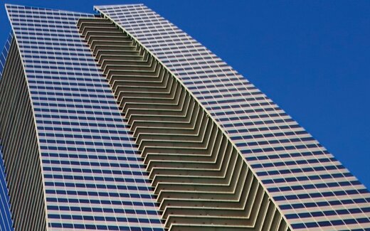 Hochhaus mit Glasfassade und blauem Himmel