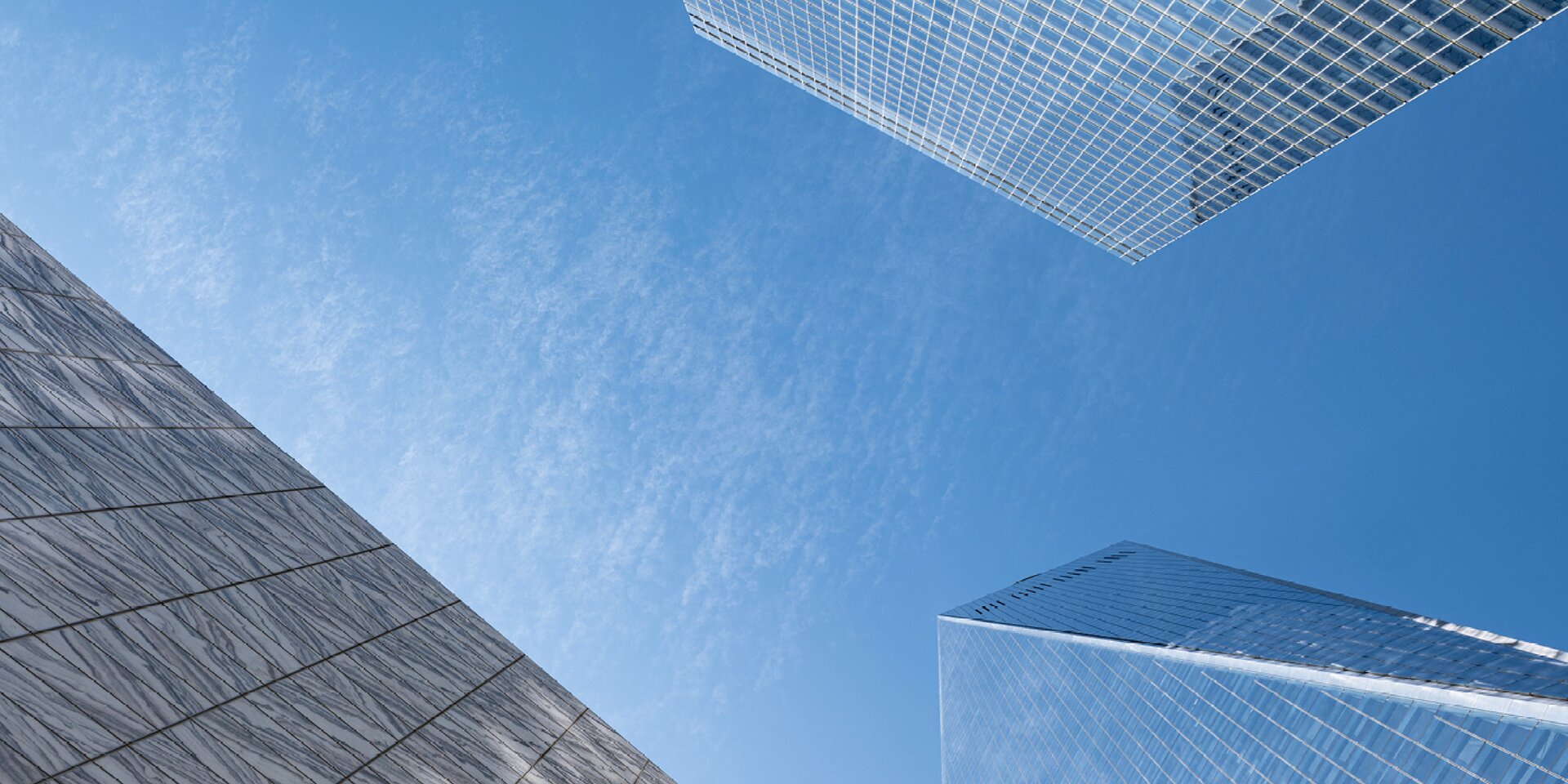 Wolkenkratzer mit Glasfassade und blauem Himmel