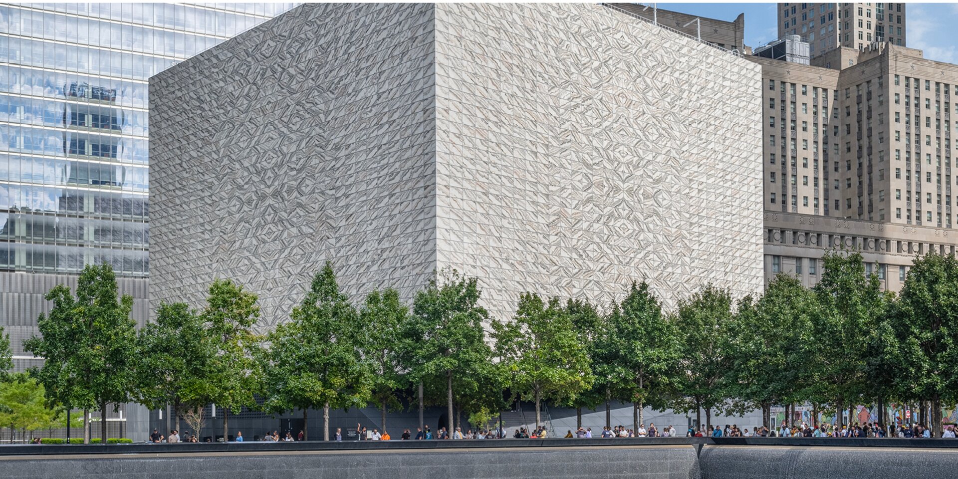 Museum mit weißem Kubus und Bäumen