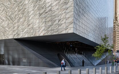 Innovative Fassade mit Marmor und Metall