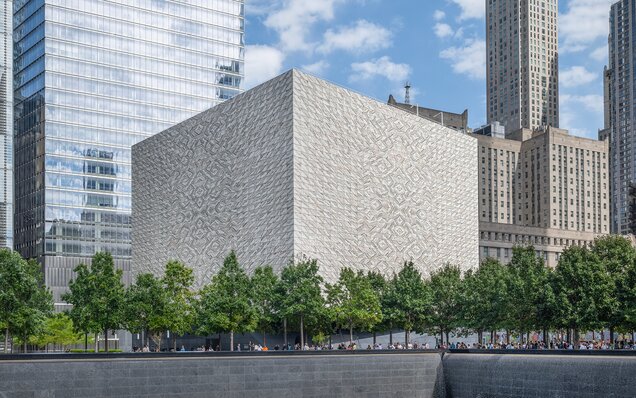 Geometrisches Gebäude mit Musterfassade