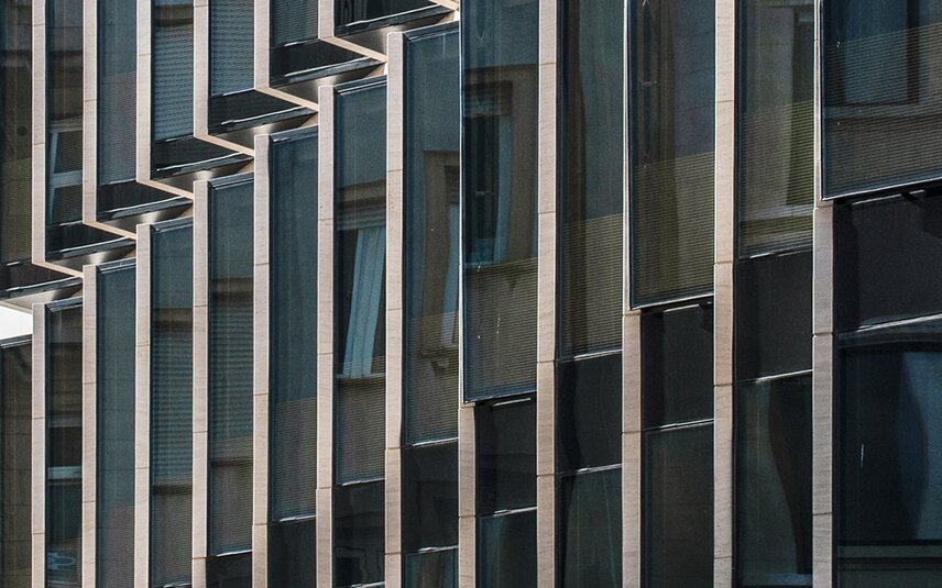 Moderne Glasfassade mit Sonnenschutzlamellen