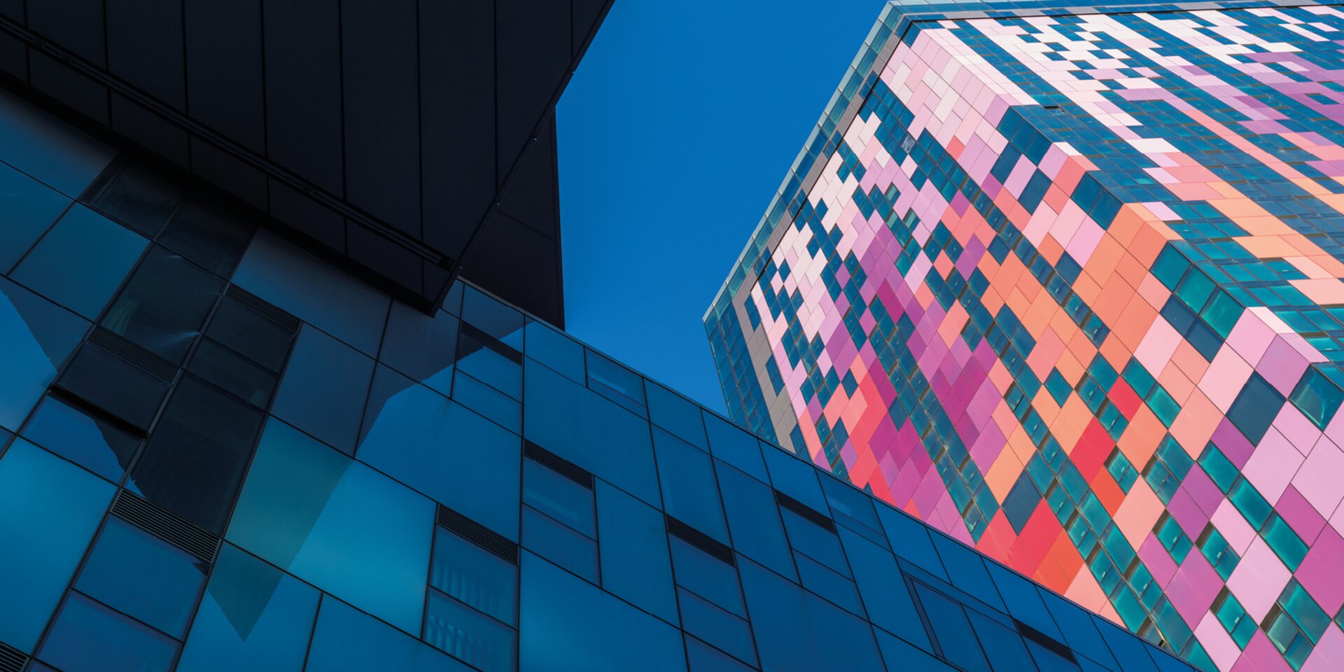 moderne Gebäude mit farbiger Fassade