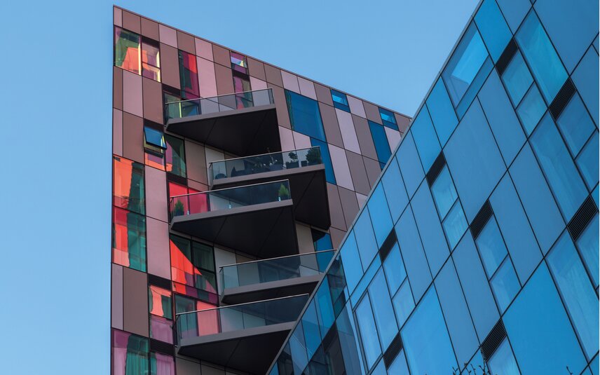 Modernes Gebäude mit Glasbalkonen und Fenstern