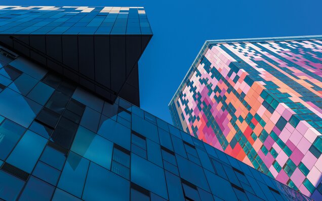 Moderne Gebäude mit Glas- und Farbenfassade