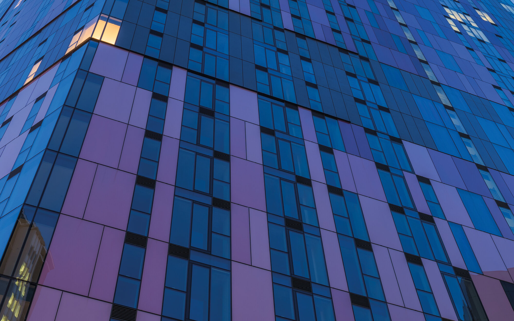 Moderne Glasfassade mit blau-violetten Paneelen