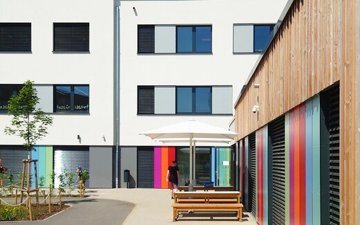 Modernes Schulgebäude mit bunter Fassade