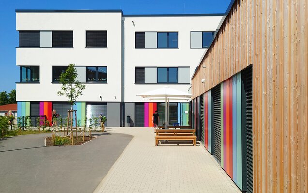 Modernes Schulgebäude mit bunter Fassade