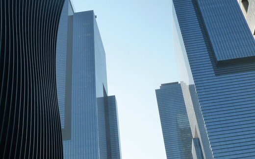 Moderne Hochhäuser und gekrümmtes Gebäude