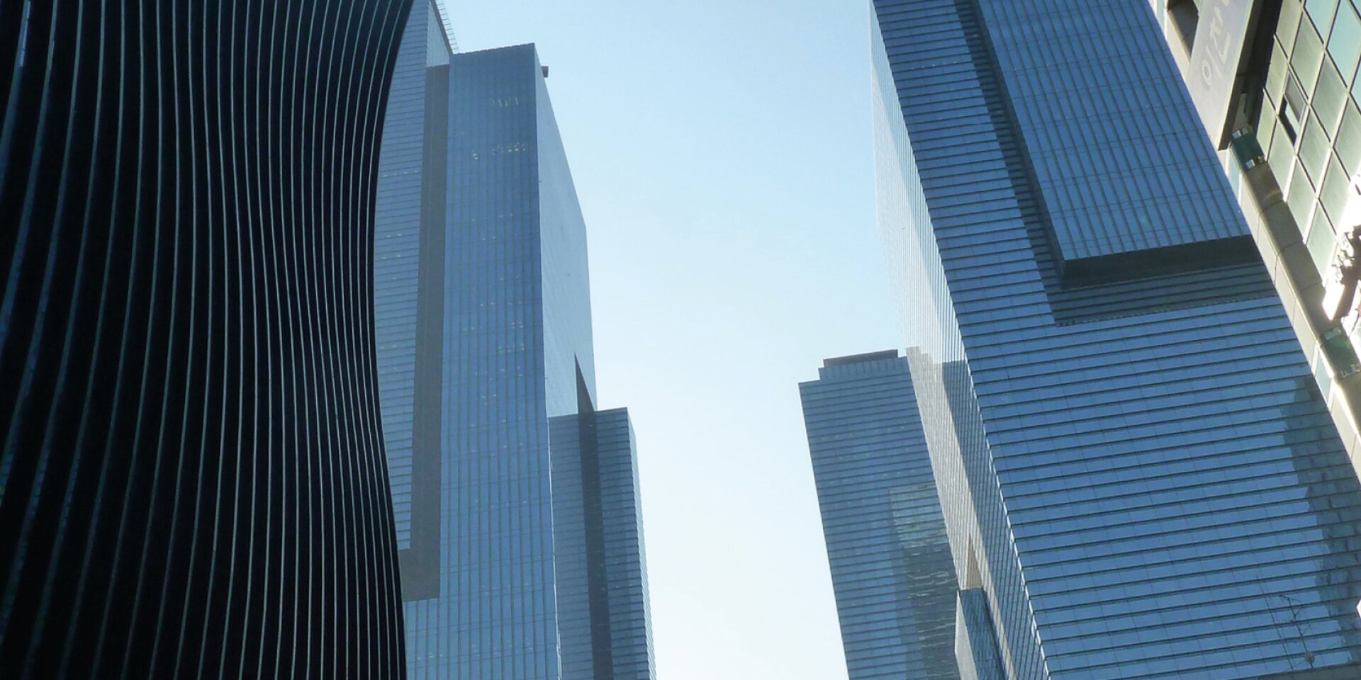 Moderne Hochhäuser und gekrümmtes Gebäude