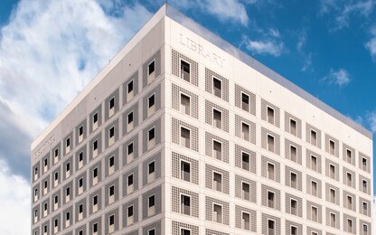 Modernes Bibliotheksgebäude mit vielen Fenstern