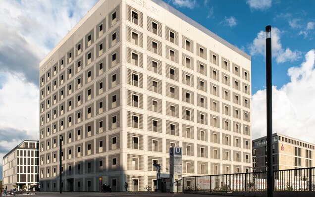 Modernes Bibliotheksgebäude mit Fensterfassade