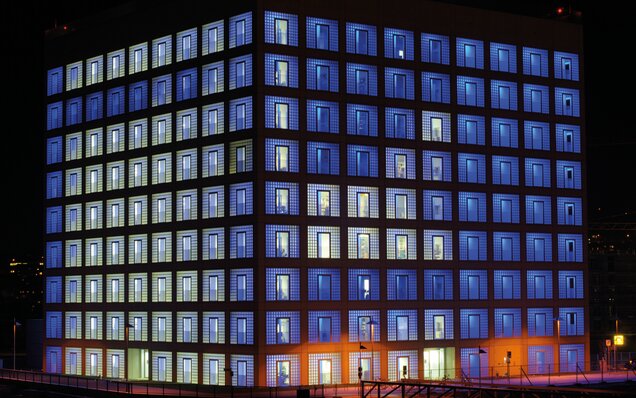 Beleuchtetes Bürogebäude bei Nacht
