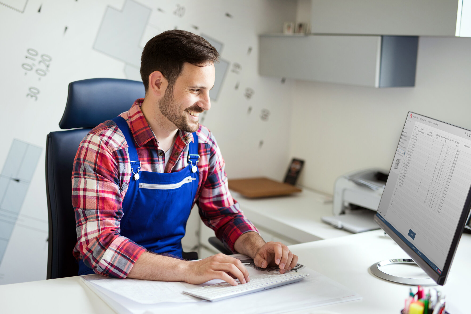 Handwerker an seinem Arbeitsplatz bei der Schließanlagenplanung