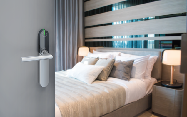 Hotelzimmertür mit eingebautem ixalo Hotelbeschlag – Blick ins Hotelzimmer