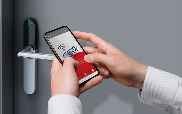 Elektronisches Schließsystem ixalo – Tür mit ixalo Beschlag – Türansteuerung über Smartphone mit ixalo key App