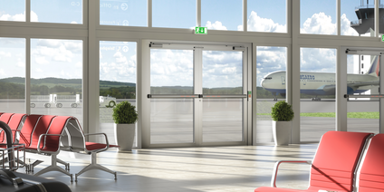 Flughafengebäude – 2-flügelige Rohrrahmentür als Fluchttür – mit Touch Bar EVT – Gang- und Standflügel geschlossen