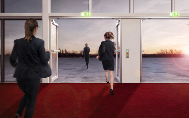 Theaterfoyer, Personen flüchten durch geöffnete Türen, 2-flügelige Paniktüren mit Touch Bar EVT